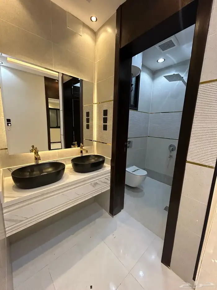 للبيع ادوار ارضي بحوش وارواف علويه بملحق دره الموسي 30