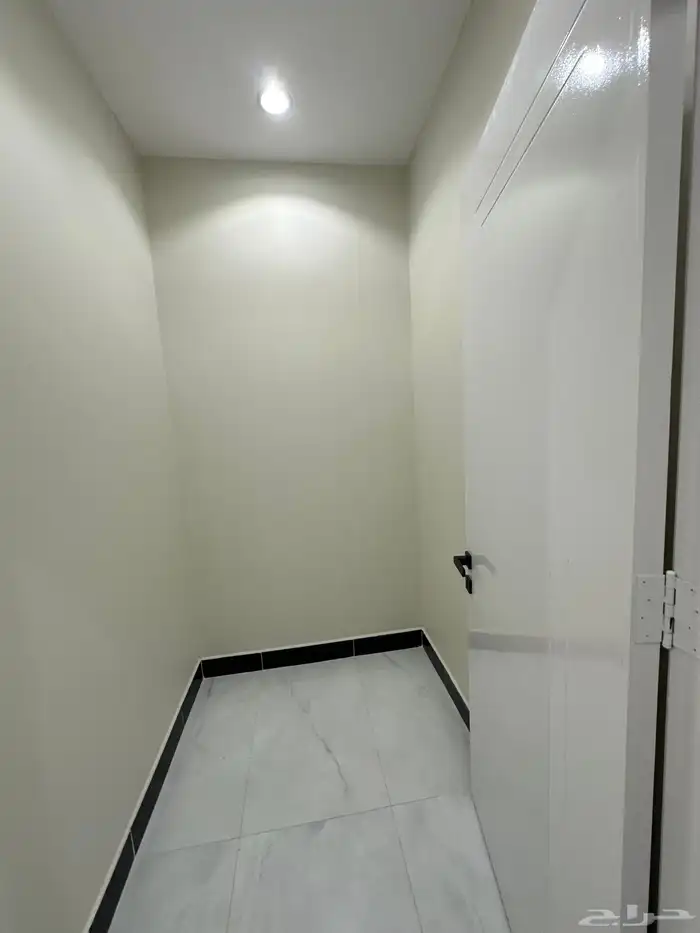 للبيع روف علوى بمدخل سياره مكون من 9 غرف بخميس مشيط 21