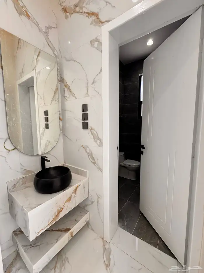 للبيع شقه 6 غرف مع سطح شارعين زاويه من 520 الف بالخميس 20