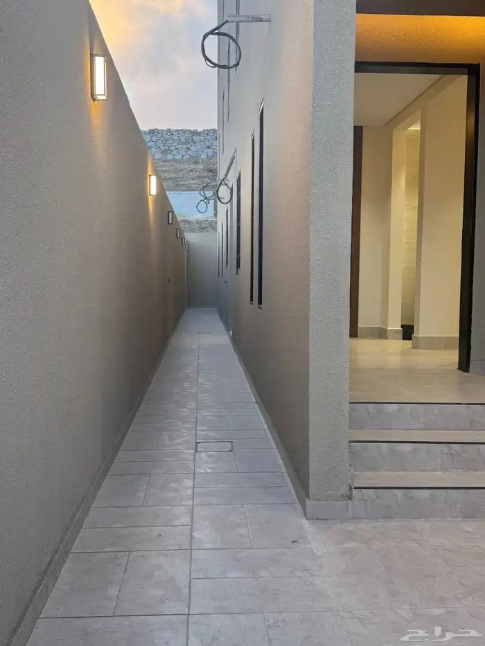 للبيع شقه ارضيه مداخل مستقله من 450 الف حى العروبه ابها 3