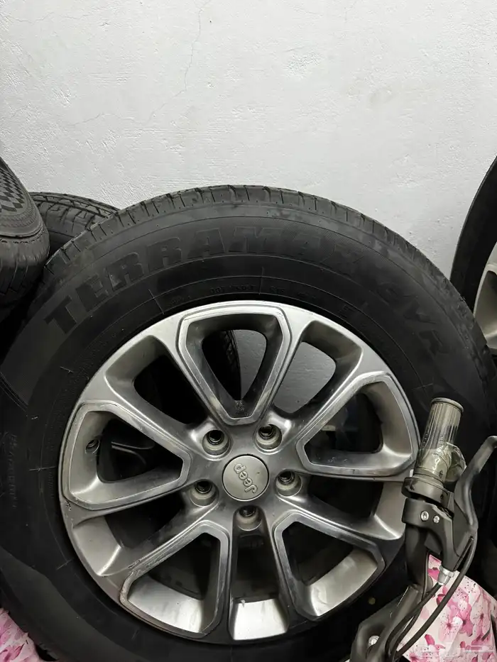 جنوط وكالة موبار مع كفرات 255 70 18 نظيفة جدا 1