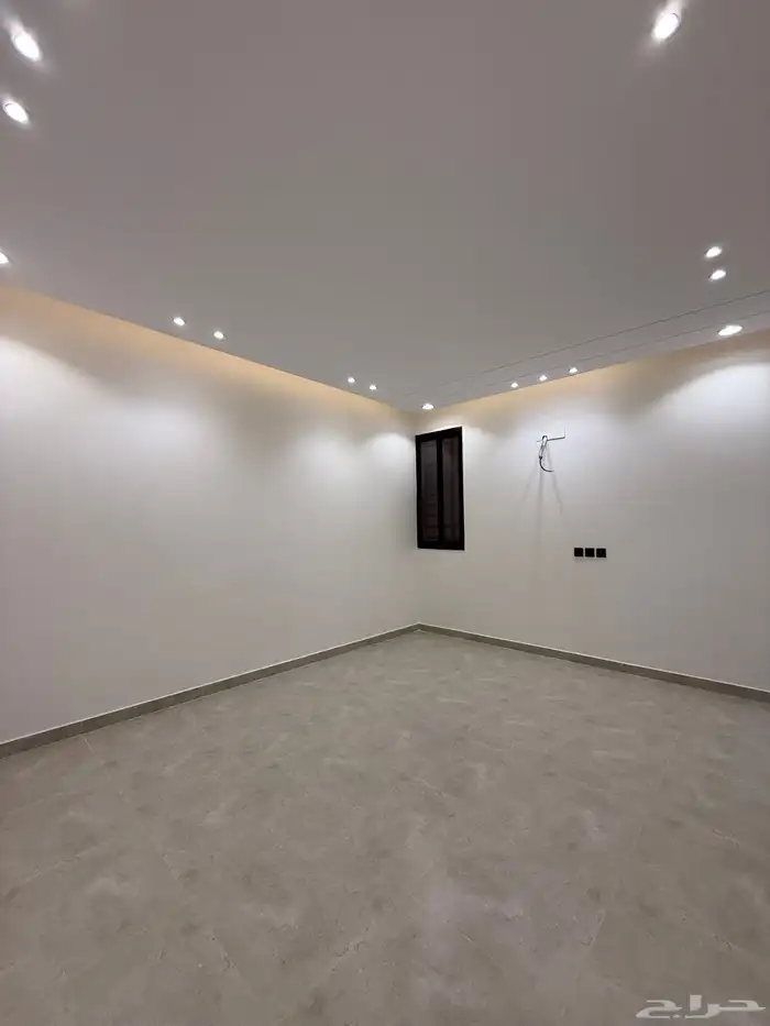 للبيع شقة علوي 6 وسطح خاص بسعر 500 الف خلف العثيم بالمحالة 18