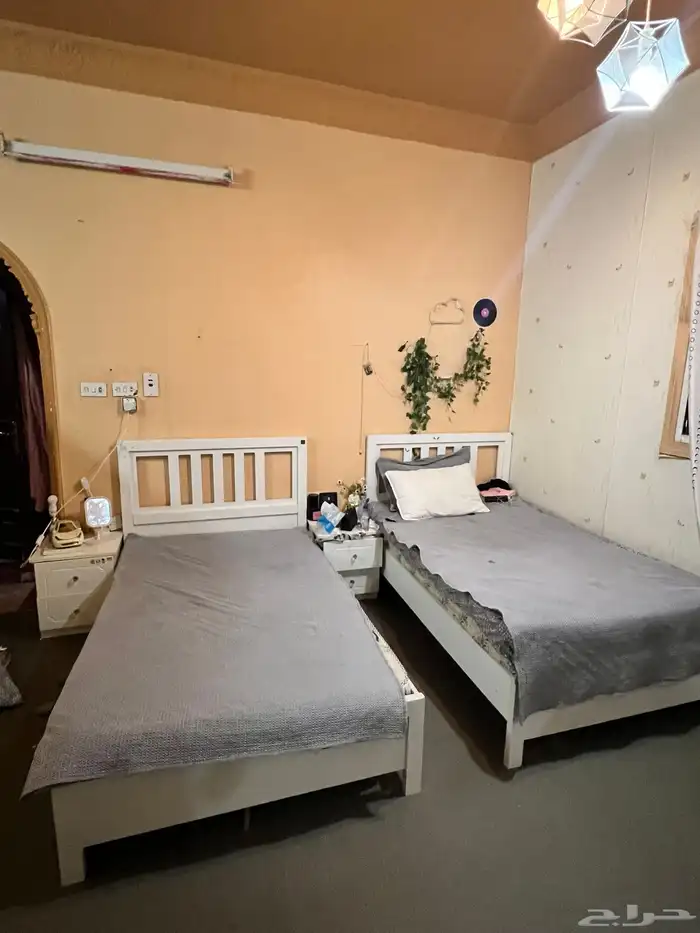 للبيع غرفة نوم دولاب مع سريرين وتسريحه ومشمع 4