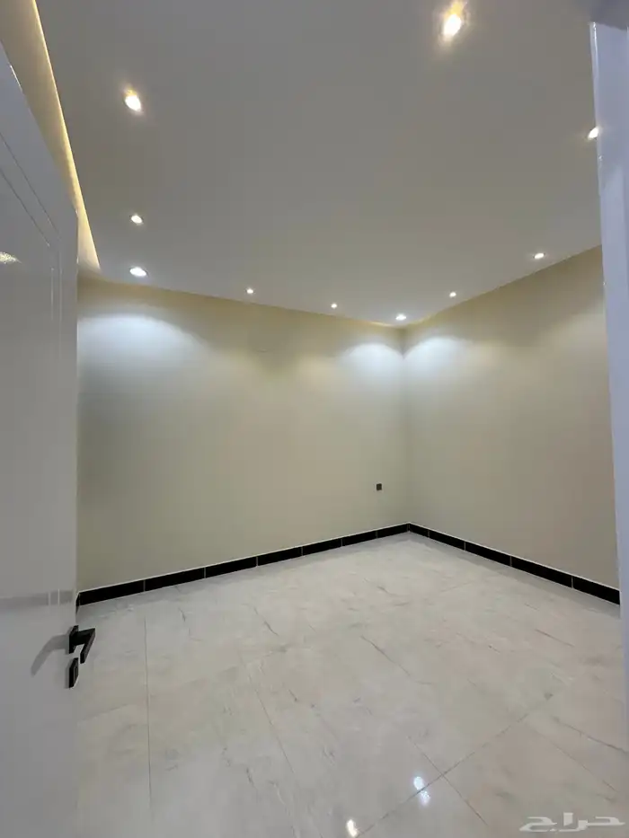 للبيع روف علوى بمدخل سياره مكون من 9 غرف بخميس مشيط 24