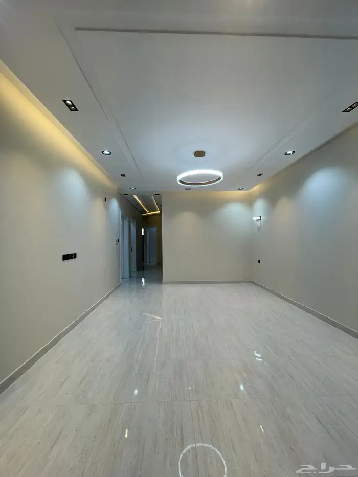 للبيع شقه علويه بسطح خاص ومصعد جاهز 600 الف حى الراقى 12