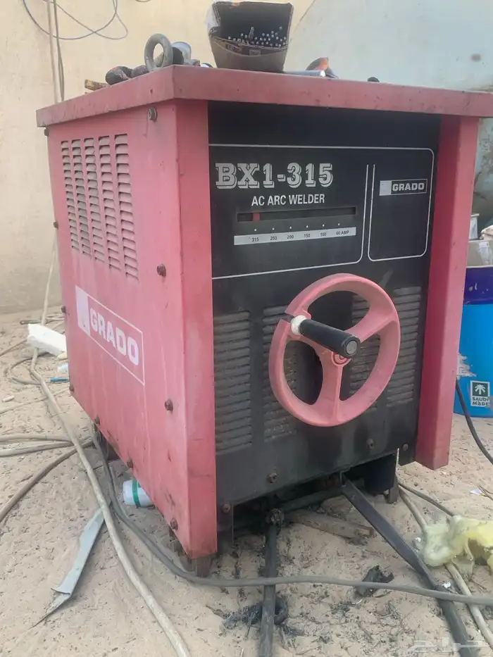 عمال حدادة مع معدات الورشه 5