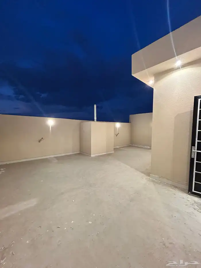 للبيع ادوار ارضي بحوش وارواف علويه بملحق دره الموسي 46