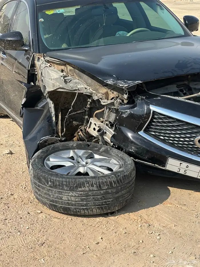 سيارة مصدومة انفنيتي qx70 2017 4