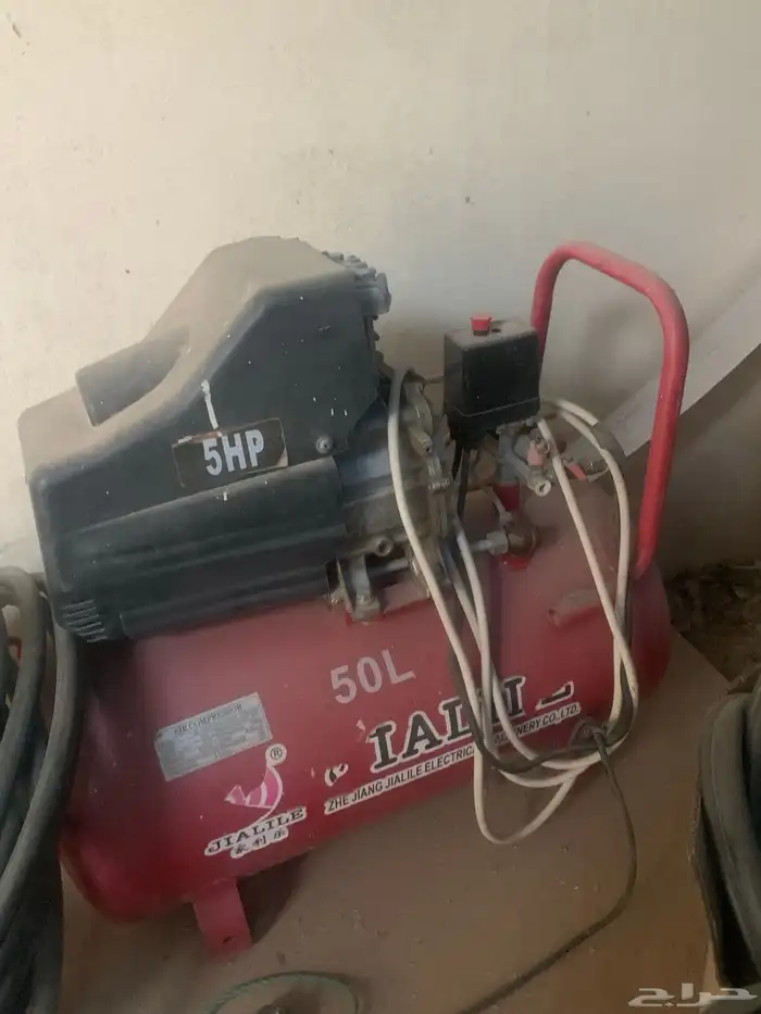 عمال حدادة مع معدات الورشه 6