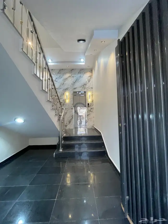 للبيع شقه علويه بسطح خاص ومصعد جاهز 600 الف حى الراقى 3