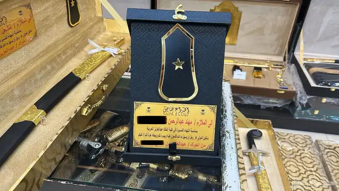 هدايا زواج ترقية تقاعد تخرج بشت شتوي سيوف دروع 17