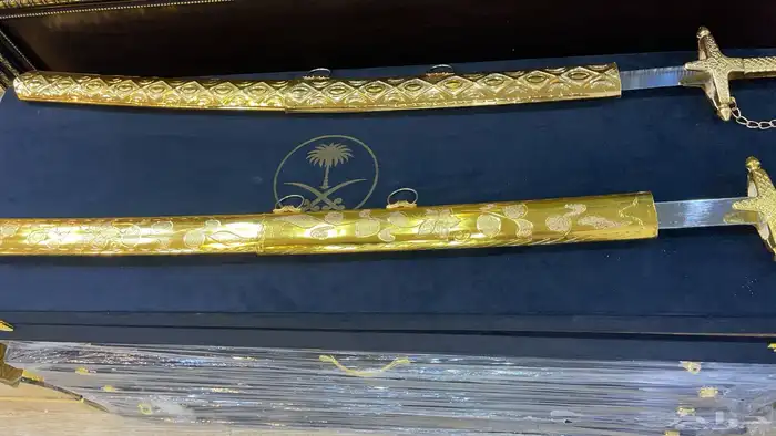 هدايا زواج ترقية تقاعد تخرج بشت شتوي سيوف دروع 70