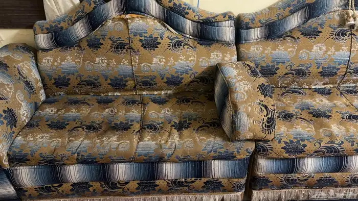 للبيع أواني مطبخ و كراسي طاولة طعام وكنب مجلس مع طاولتين 9