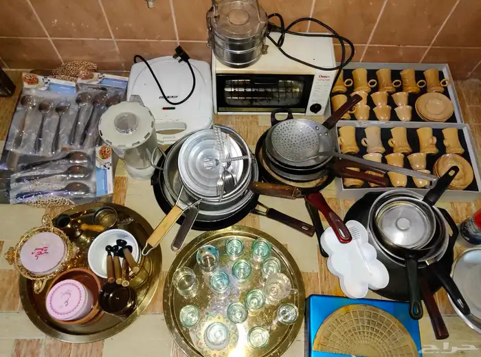 للبيع أواني مطبخ و كراسي طاولة طعام وكنب مجلس مع طاولتين 2