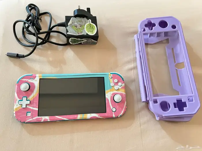 نينتندو لايت تركوازي عليه لباس ومعه حمايه 0