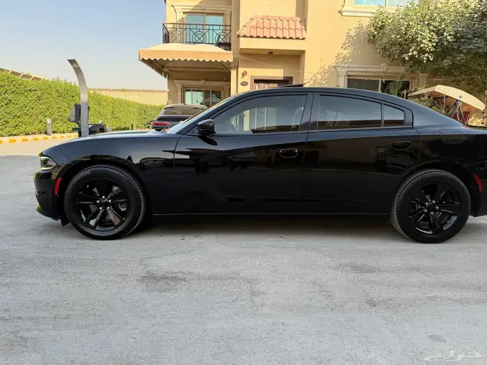 شارجر اسود ملكي مخزن و نظيف جدا 20