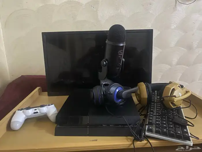 سوني فور و كيبورد و شاشه و كرسي جيمنج ومايك و سماعتين 0