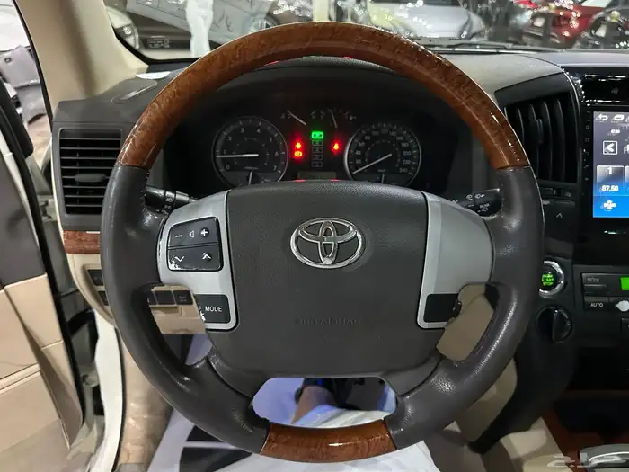 تويوتا لاند كروزر GXR موديل 2014 فل كامل نظيف بريمي 5