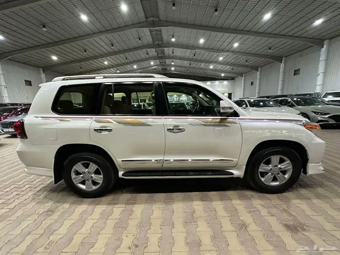 تويوتا لاند كروزر GXR موديل 2014 فل كامل نظيف بريمي 4