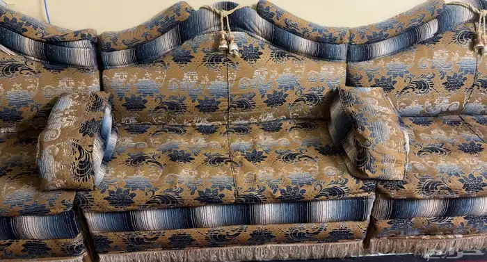 للبيع أواني مطبخ و كراسي طاولة طعام وكنب مجلس مع طاولتين 8