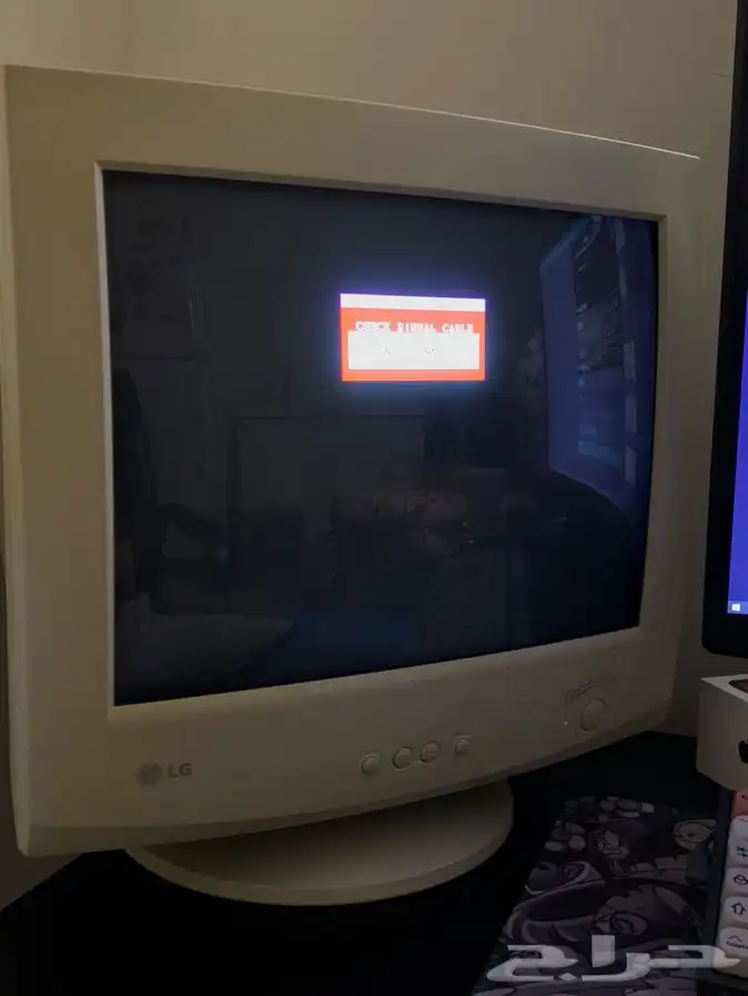 شاشة كمبيوتر قديمه crt 1