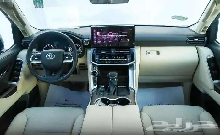 لاندكروزر VX موديل 2024 بنزين حبه فقط لون اسود 21