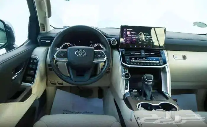 لاندكروزر VX موديل 2024 بنزين حبه فقط لون اسود 18