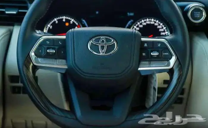 لاندكروزر VX موديل 2024 بنزين حبه فقط لون اسود 26