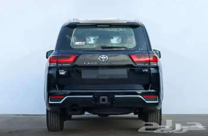 لاندكروزر VX موديل 2024 بنزين حبه فقط لون اسود 8
