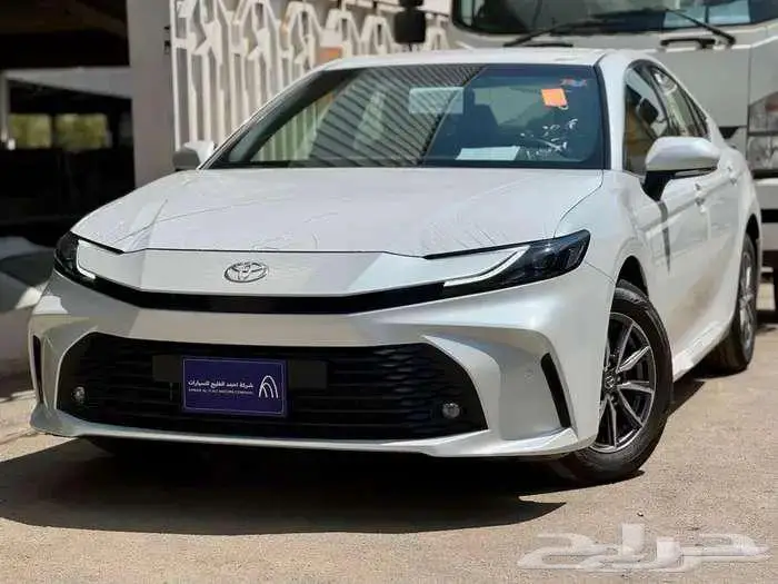 تويوتا كامري E ستاندر بنزين 2025 بالنقد والتقسيط 0
