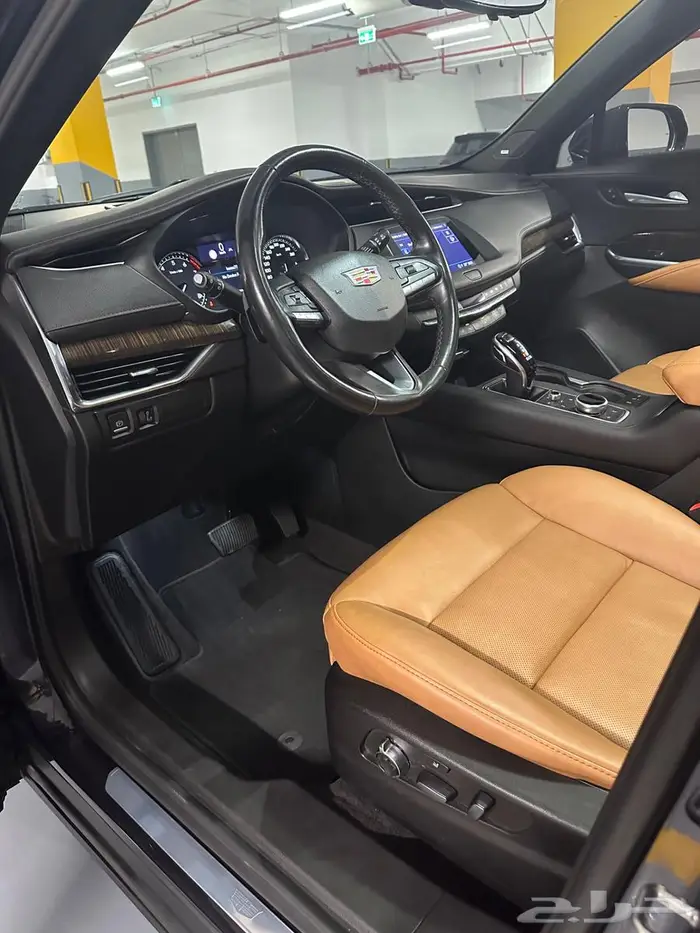 كاديلاك XT4 12