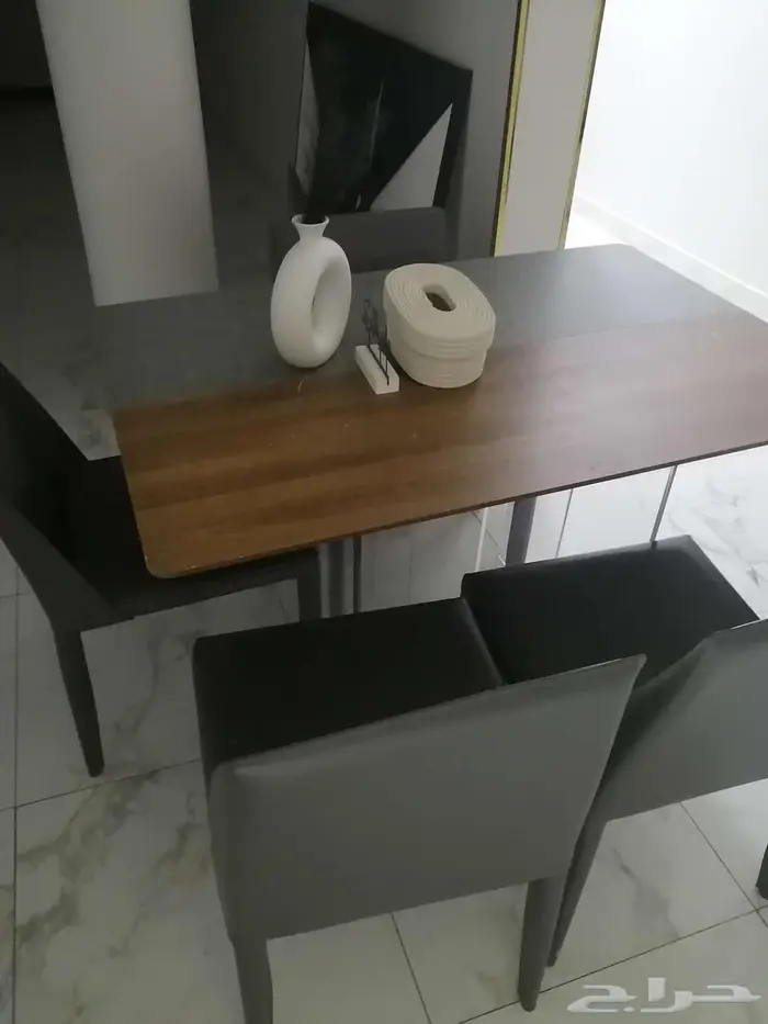 للبيع طاولة طعام عدد 4 كراسي 0