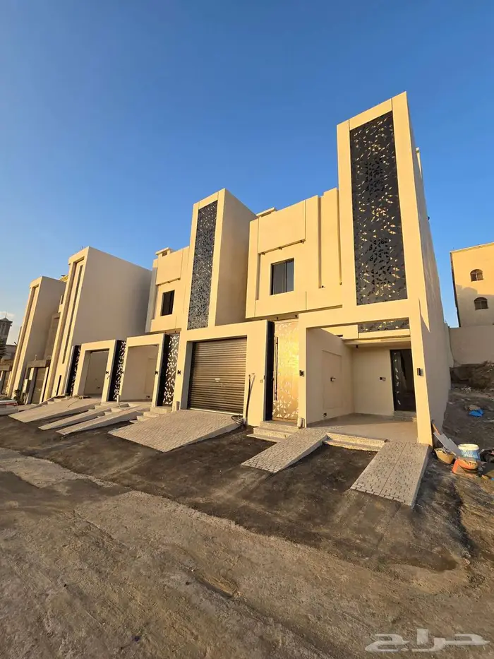 للبيع روف علوى مع ملحق بمدخل سياره وسط الخدمات بحي الوسام 1