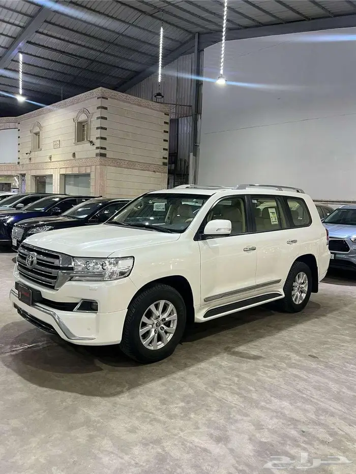 تويوتا جيب لاندكروزر GX.R 2017 فل كامل شبه جديد 2