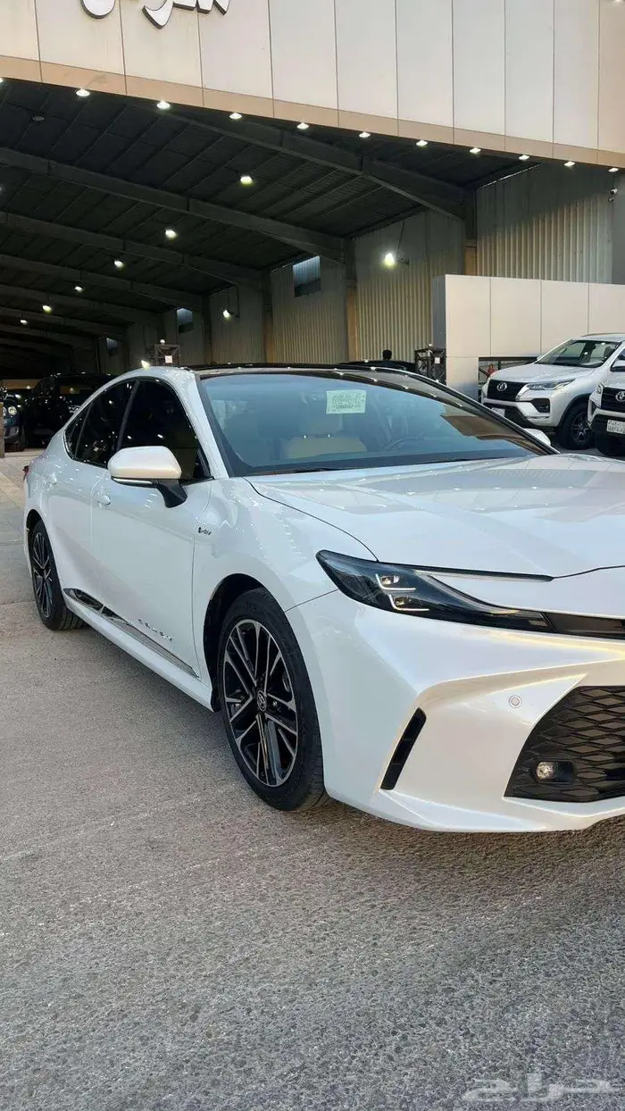 تويوتا كامري هايبرد موديل 2025- معرض خلف للسيارات 1