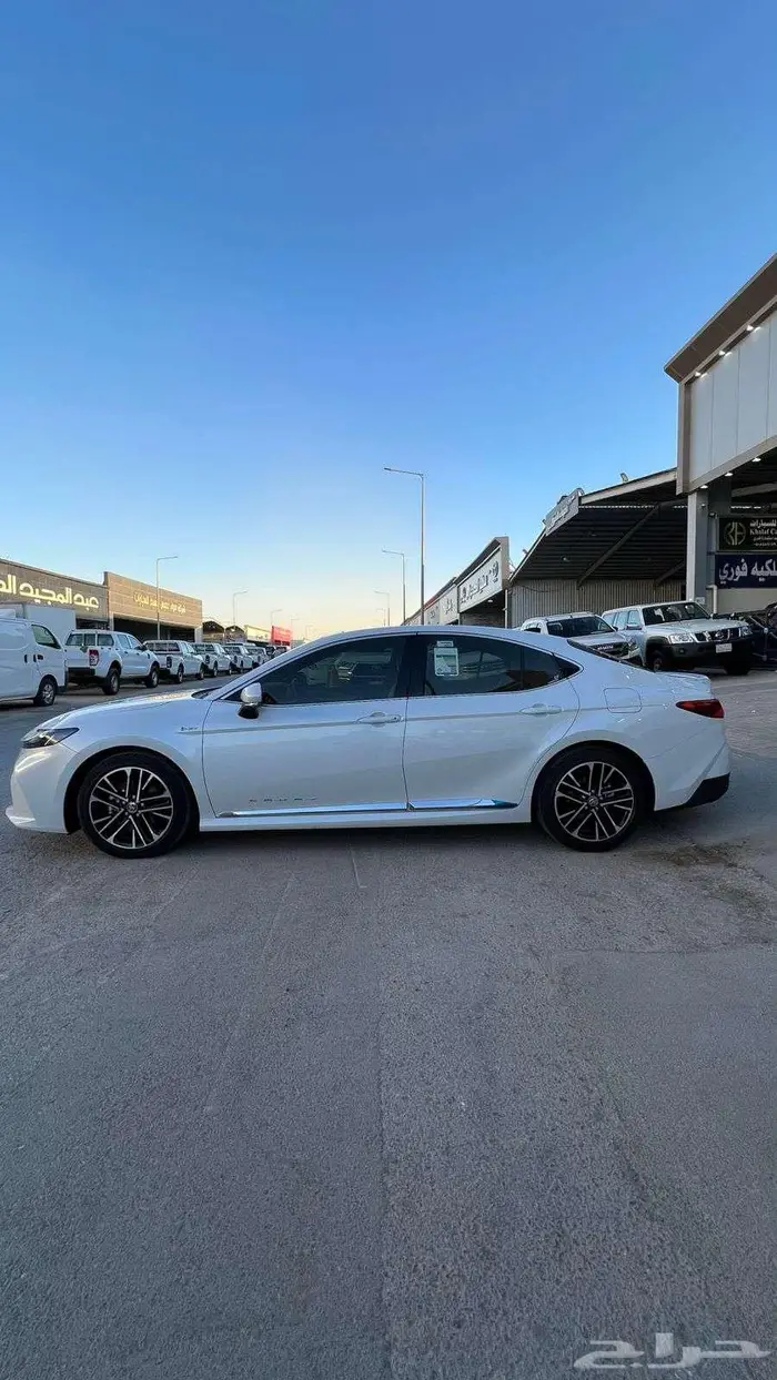 تويوتا كامري هايبرد موديل 2025- معرض خلف للسيارات 5