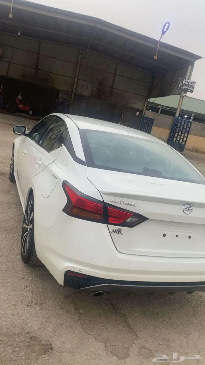 نيسان التيما 2020 ابيض نصف فل عداد 94 الف كم وكاله 3