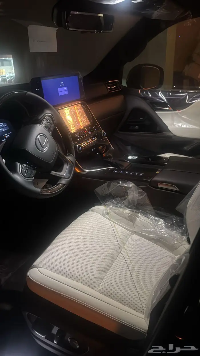 جيب لكزس LX BB 2025 سعودي اصفار (اسود داخليه ابيض) 1