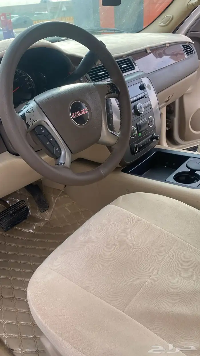 سيارة من نوع جمس يوكن 4