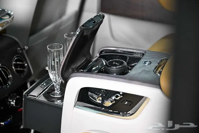 شركة لبريمي لسيارات رولز رويس كولينان 10