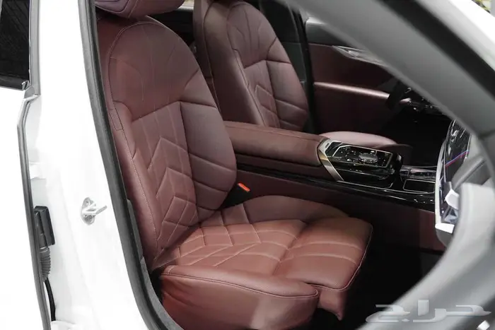 الفئة السابعة 740i 2023 بحالة الوكالة و سعر مميز 5