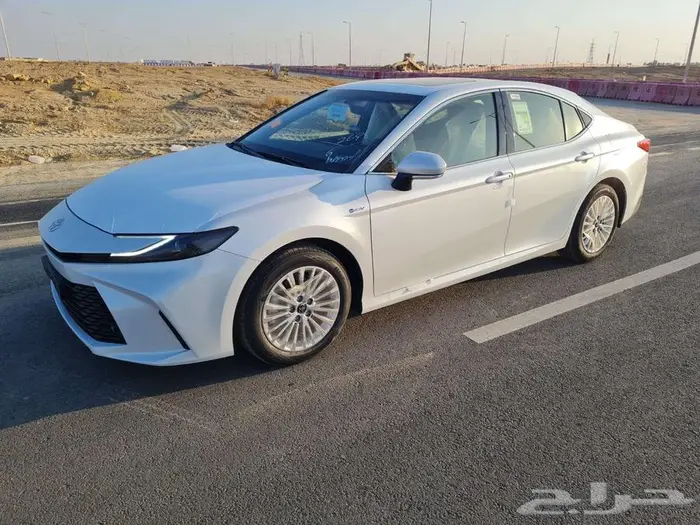 عرض اليوم فقط تويوتا كامري E هايبرد استاندر 2025 كاش 101025 1