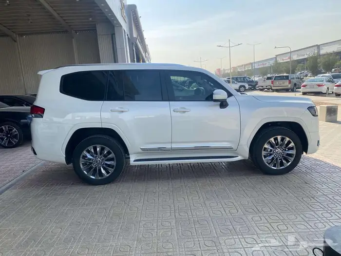 تويوتا لاند كروزر GXR L5 2023 ابيض مستعمل 4