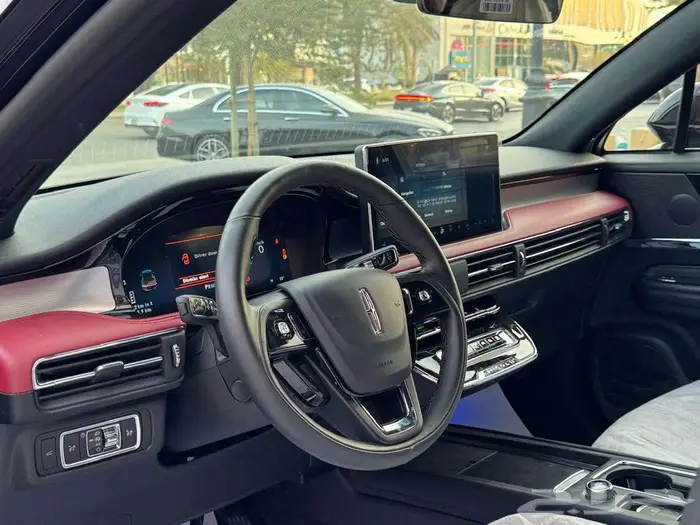 لنكولن كورسير 2025 7