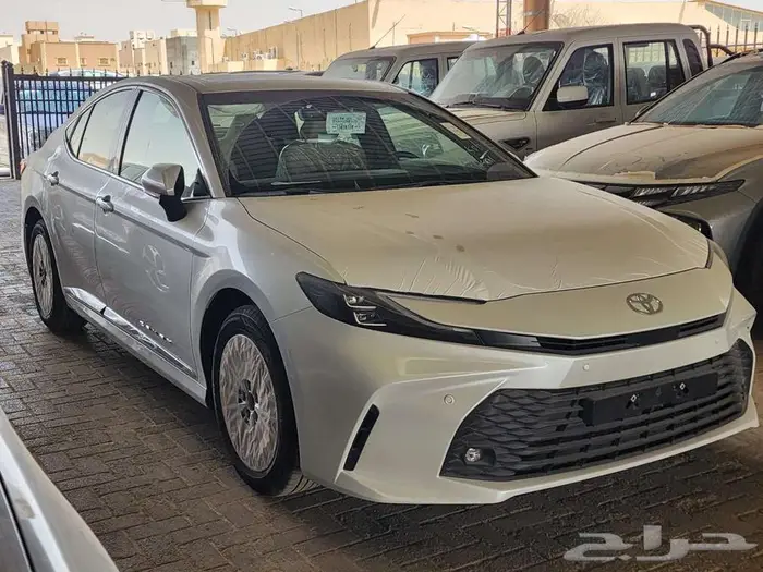 تويوتا كامري LE بنزين 2025 1
