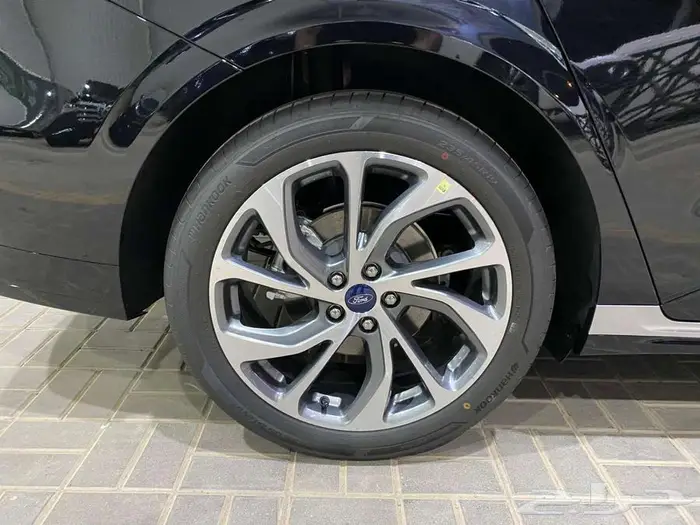 فورد تورس تيتانيوم 2026 اسود سعودي 12