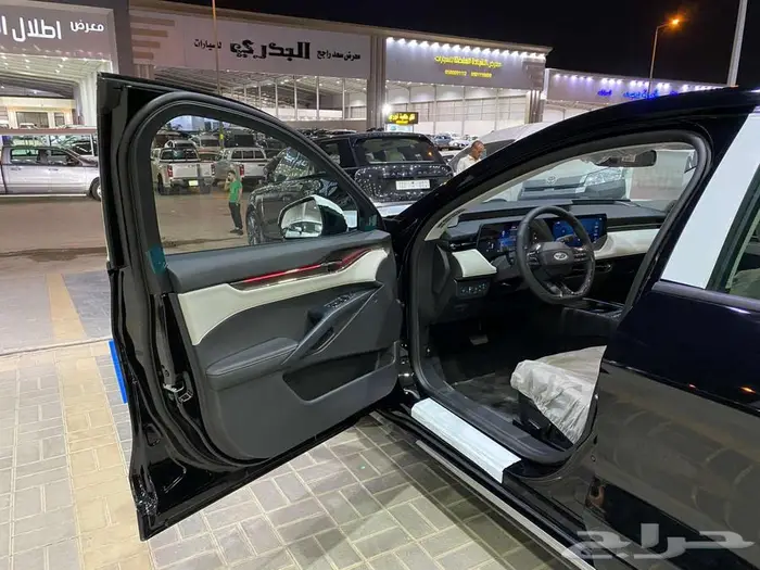فورد تورس تيتانيوم 2026 اسود سعودي 18