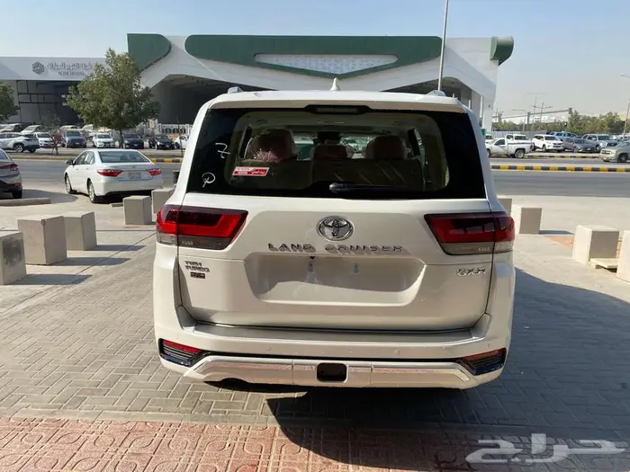 تويوتا لاندكروزر 2026-L4 بنزين.سعودي ( ابيض ) 13