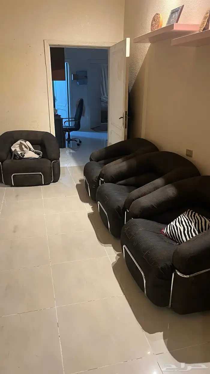 كنب 4 قطع مريح ونظيف للبيع 0