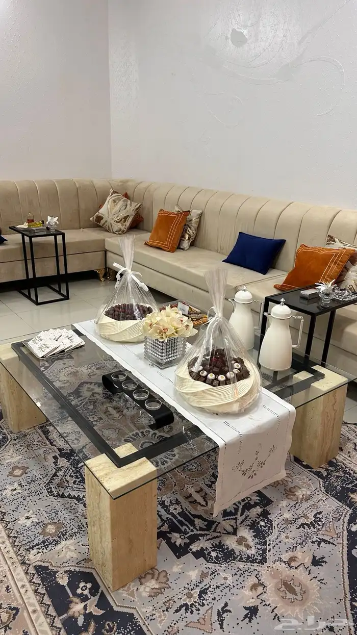 مجلس نساء مع طاولة كبيره و6 خدمه مع عربيه ضيافه وسجاد 1